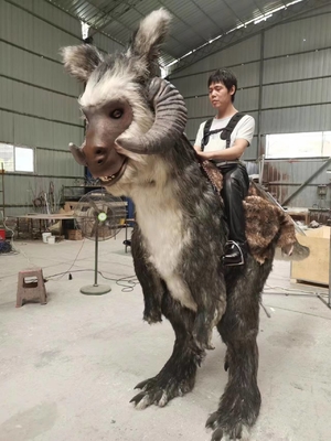 Dinosaurus Animatronik Star Wars Tauntaun Menunggang Kostum Dalam Acara Parade Festival